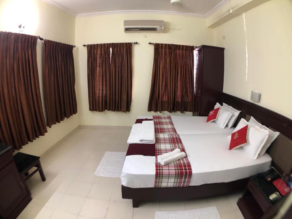Hotel Mjm Plaza Kochi Esterno foto