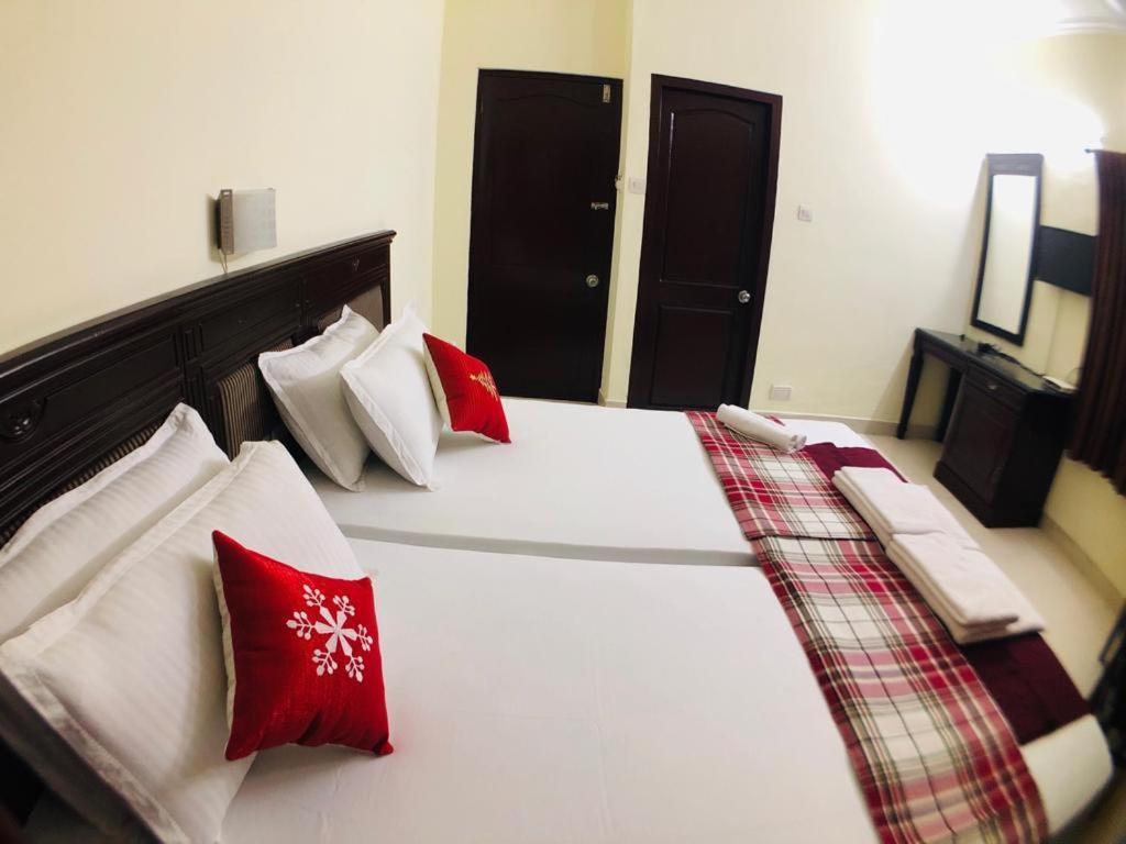 Hotel Mjm Plaza Kochi Esterno foto