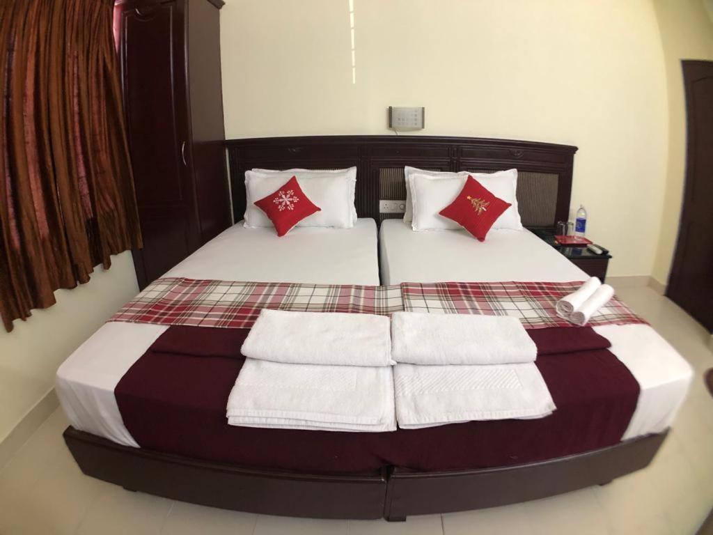 Hotel Mjm Plaza Kochi Esterno foto
